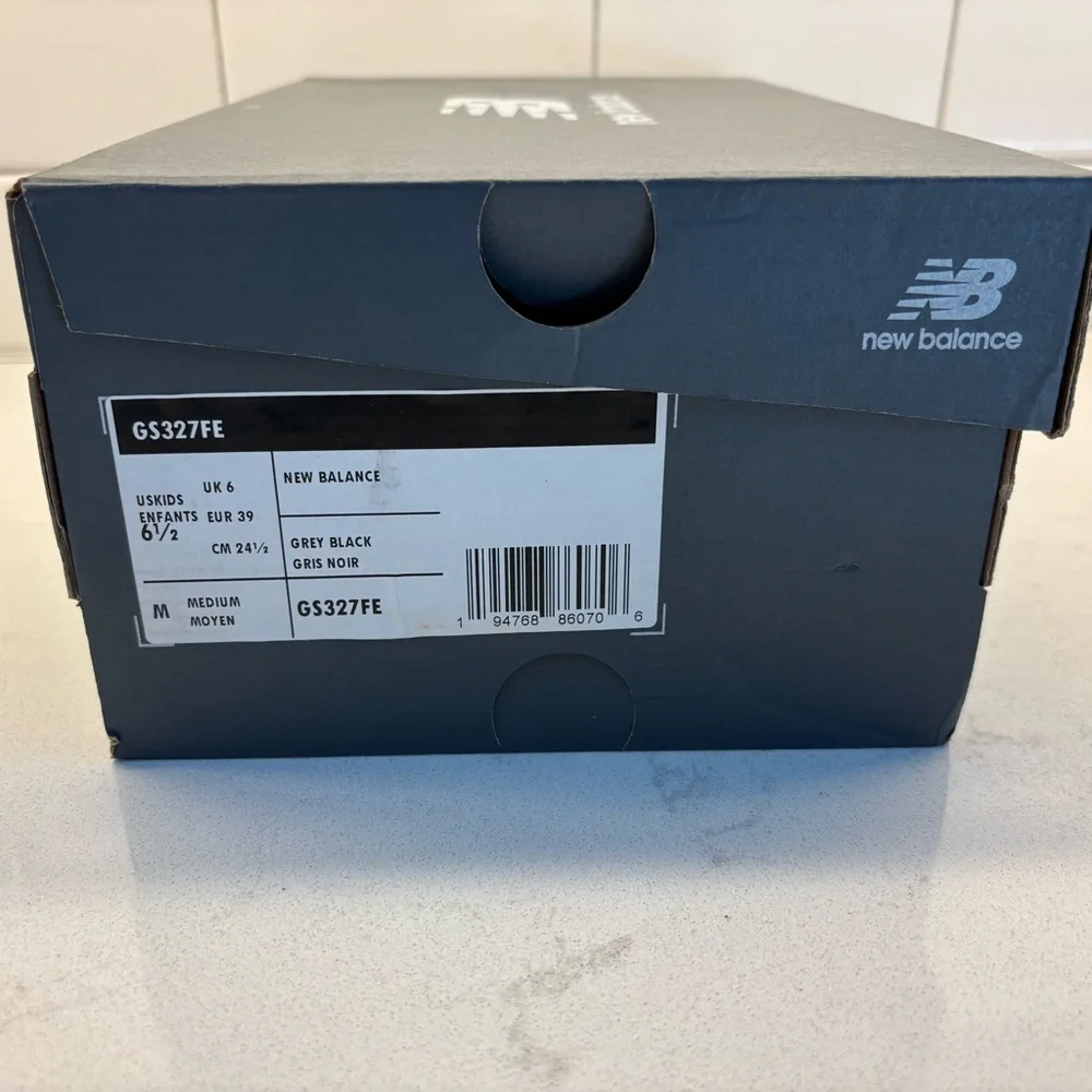 New Balance Youth White and Black Sneakers 6.5 - Picture 4 of 4